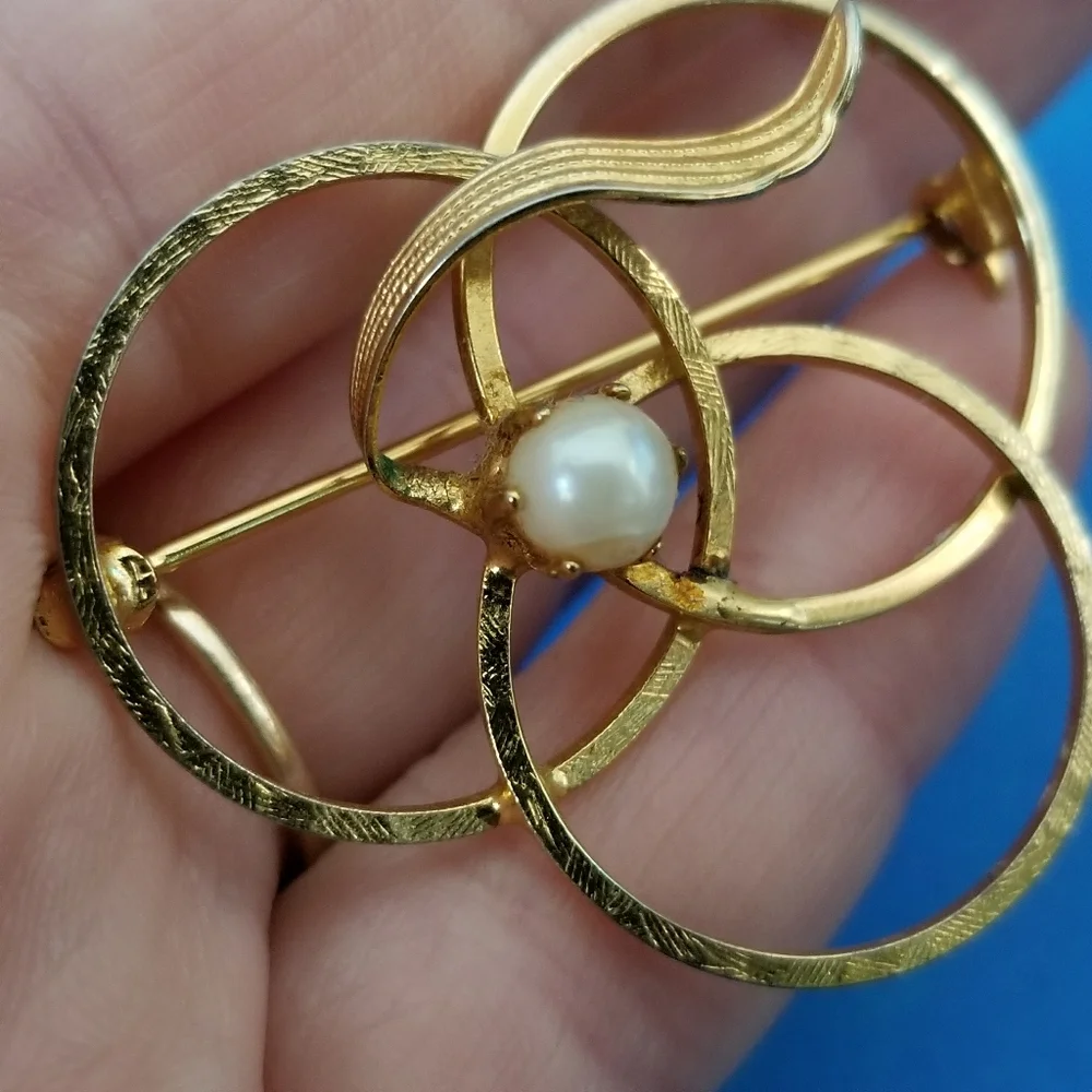Vintage brooch real pearl circle brooch gold tone pearlcore fall autumn pin